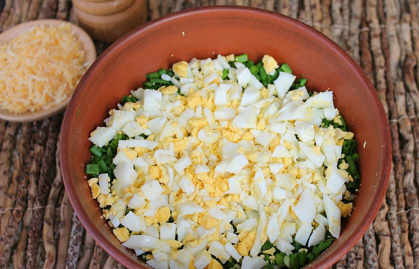 1. Этап. Чуду с зеленым луком: Вареные яйца нарезаем и добавляем к луку.