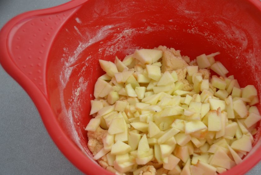 1. Этап. Итальянское яблочное печенье: Добавьте в тесто очищенное яблоко, порезанное мелкими кусочками, перемешайте.