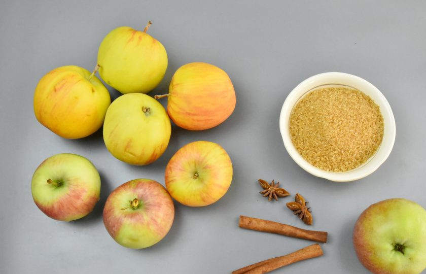 1. Этап. Яблочное масло со специями: Для приготовления яблочного масла подготовьте продукты. Возьмите яблоки разных сортов, разной степени зрелости, сладости и кислоты. Для богатого вкуса и аромата в яблочное масло можно добавить специи.