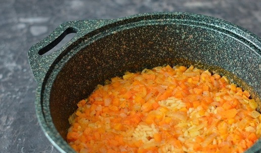 1. Этап. Томатный рис на гарнир: Затем убавьте огонь до самого минимума и варите рис ещё 10 минут. На этом этап можно уже не помешивать. Плиту выключите и дайте рису постоять под крышкой ещё 8-10 минут. Так он дойдёт до готовности.