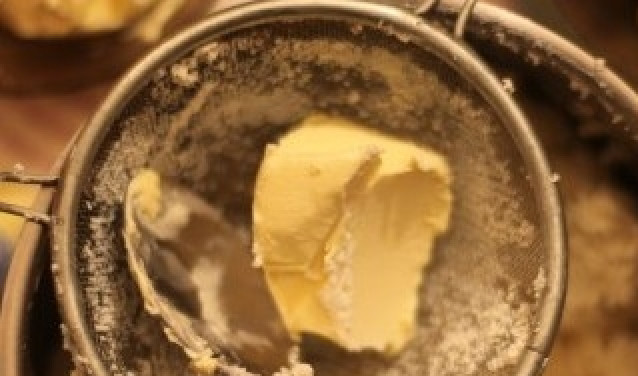 1. Этап. Пасха со сливками без яиц: Сливочное масло размягчите при комнатной температуре и протрите через сито в творожную массу. Измельчите орехи и размочите изюм. Также добавьте в массу и перемешайте.