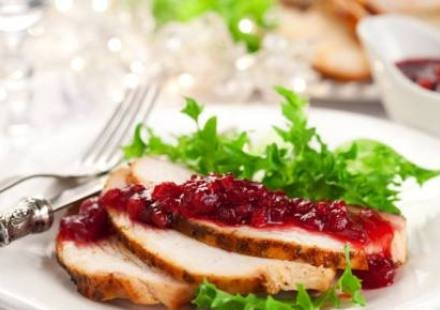 1. Этап. Романтический ужин для девушки: Вымытое и обсушенное филе индейки замаринуем в смеси соевого соуса и меда на 10-15 минут. Пока маринуется индейка, готовим клюквенный соус. В кастрюлю выкладываем клюкву, сок и цедру с целого апельсина и мед. Доводим до кипения и уменьшаем огонь. Можно перебить блендером до однородной массы. Варим на маленьком огне минут 20, чтобы соус загустел. Соус варится, а мы вернемся к индейке. Положим ее в рукав для запекания и отправим в разогретую до 200 градусов духовку на 35 минут, затем выключаем духовку, а мясо не вынимаем еще минут 15. Готовую индейку нарезаем на кусочки и поливаем клюквенным соусом.