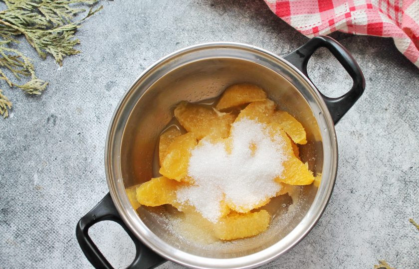 1. Этап. Апельсиновые конфеты: Мякоть апельсина вместе с соком выложите в кастрюлю с толстым дном. Всыпьте в кастрюлю сахар и пробейте погружным блендером до однородности.