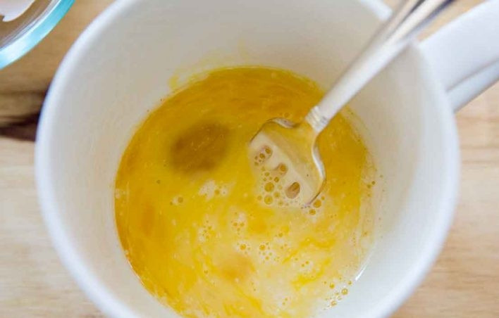 1. Этап. Омлет в микроволновке за 5 минут: 2. Размешайте вилкой содержимое чашки.