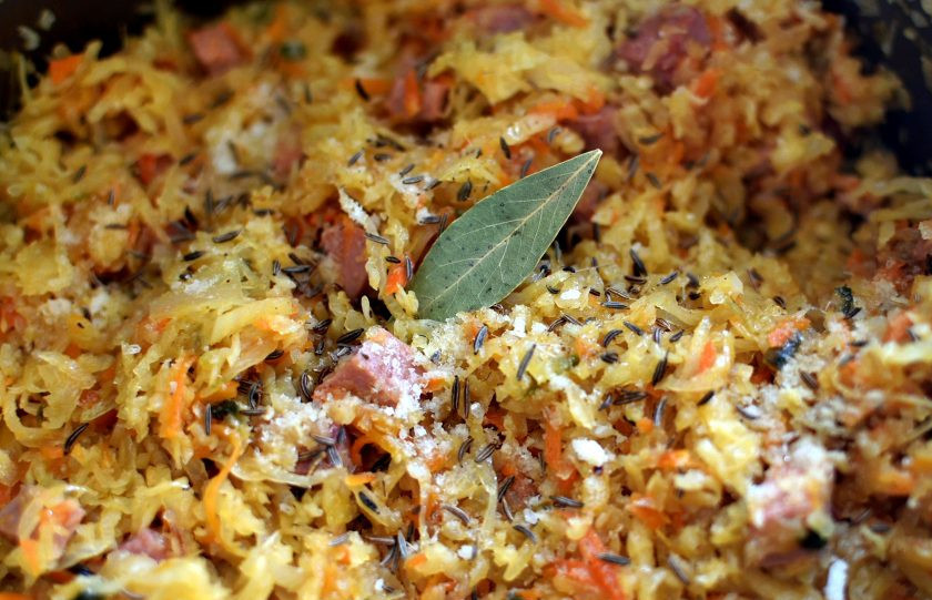 1. Этап. Солянка из свежей и квашеной капусты: Через 20 минут посыпьте солянку солью по вкусу, добавьте немного сахара, тмин (его лучше предварительно немного размять пальцами) и лавровый лист. Хорошо перемешайте солянку и тушите еще 5 минут. Затем оставьте мультиварку в режиме 