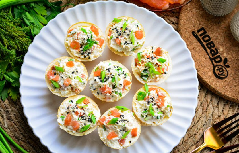1. Этап. Тарталетки с творогом и форелью: Готовую закуску сразу подавайте к столу. Приятного аппетита!
