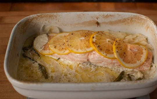 1. Этап. Семга в фольге в духовке: Жар в духовке убавьте до 180, покройте форму фольгой и отправьте готовиться на 20 минут. Все готово.