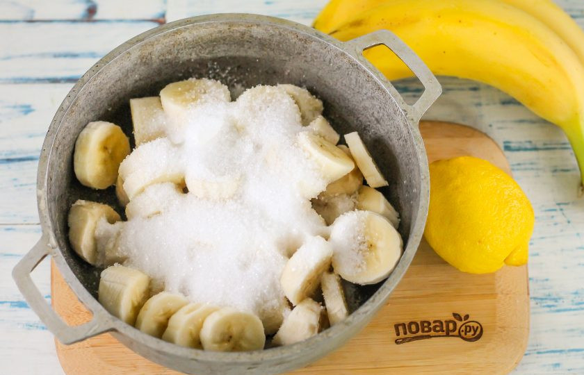 1. Этап. Банановое варенье с лимоном: Влейте воду и всыпьте сахарный песок. По желанию можете добавить немного ванильного сахара. Воду добавлять обязательно, так как бананы не выделят жидкость при термической обработке и могут подгореть!