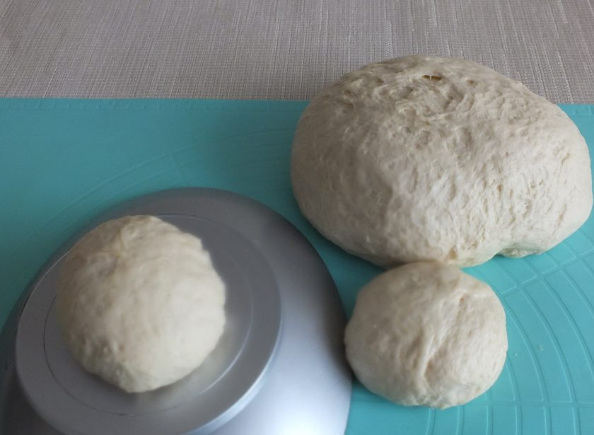 1. Этап. Булочки со взбитыми сливками: Тесто разделите на 10 частей.