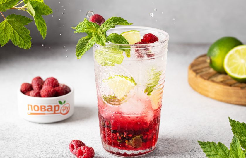 1. Этап. Безалкогольный коктейль Мохито с малиной: Добавьте в стакан лёд и сверху долейте содовую. Коктейль 