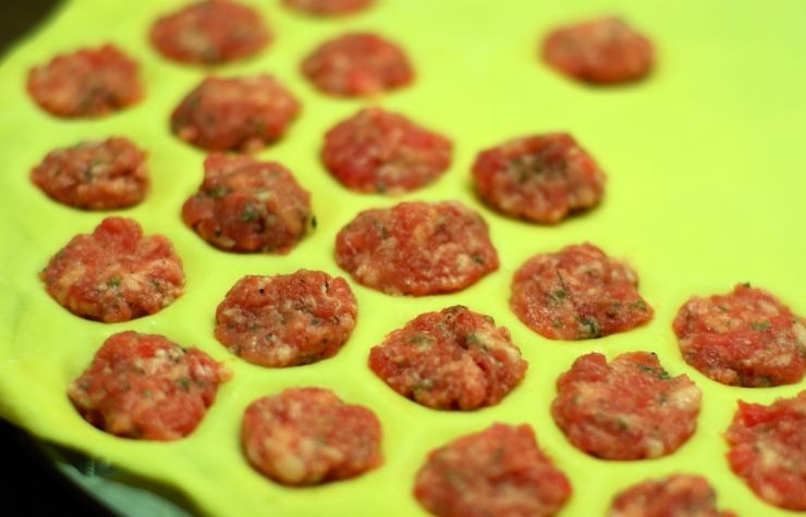 1. Этап. Домашние пельмени: Выкладываем комочки из мяса в те место где в форме дырочки. Мяса не должно быть слишком много (но и мало плохо). Важно, чтоб мясо не попадало на края, где будет склеиваться тесто с тестом. Затем мясо накрываем еще одним блином из теста.