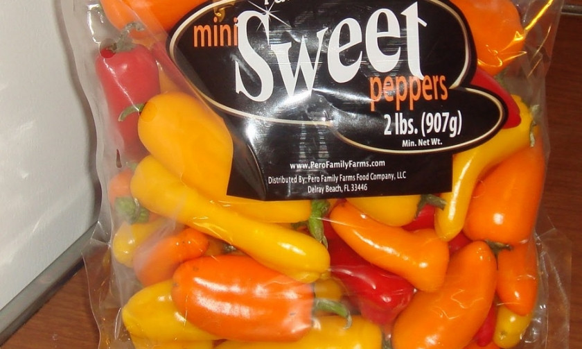 1. Этап. Перец с чесночной начинкой: 1. Перчики промойте, срежьте верхушку и очистите от косточек.