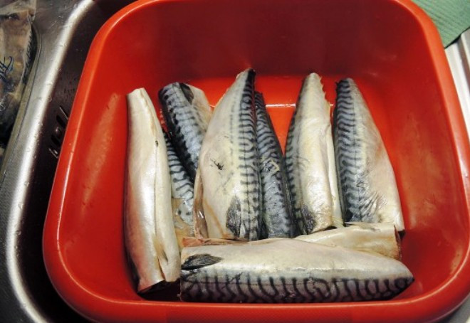 1. Этап. Скумбрия горячего копчения в коптильне: Подготовьте рыбу – удалите голову и хвост, выпотрошите и хорошо промойте.