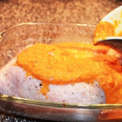 1. Этап. Курица в перечном соусе: Берем форму для запекания, кладем в нее курицу, заливаем сверху перечным соусом. Запекаем 45-50 минут при 160-170 градусах.