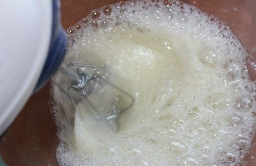 1. Этап. Торты на день рождения 11 лет: Белки взбейте со щепоткой соли. После того, как они увеличились в размерах, тонкой струйкой всыпьте 90 г. сахара, не переставая взбивать.