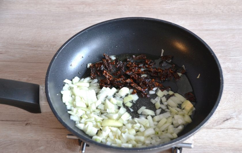 1. Этап. Цветная капуста по-итальянски: Обжарьте лук и вяленые томаты на оливковом масле.