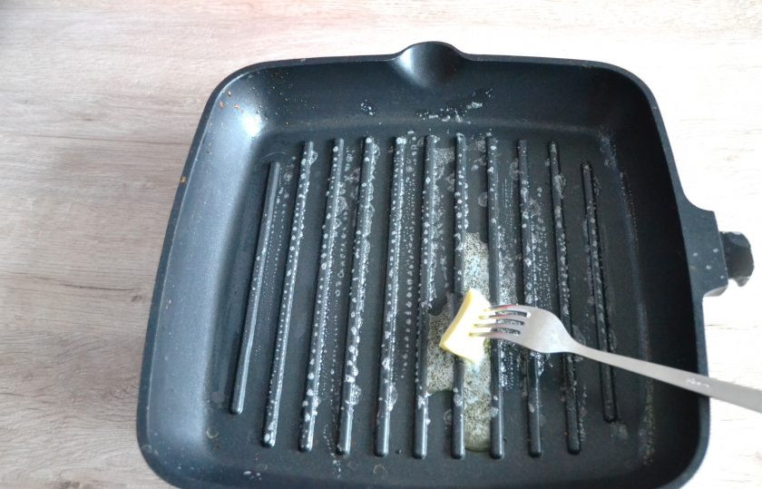 1. Этап. Голландские блины: Достаньте из духовки разогретую форму, смажьте ее сливочным маслом.