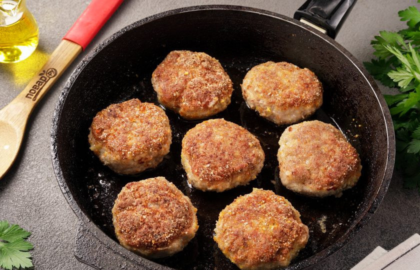 1. Этап. Котлеты Тёщин рецепт: Разогрейте сковороду и налейте масло. Жарьте на среднем огне с двух сторон до румяной корочки. Затем котлеты выложите в любую посуду с толстым дном, налейте немного воды и накрыв крышкой, тушите около 10 минут. Можно котлеты довести до готовности в духовке.