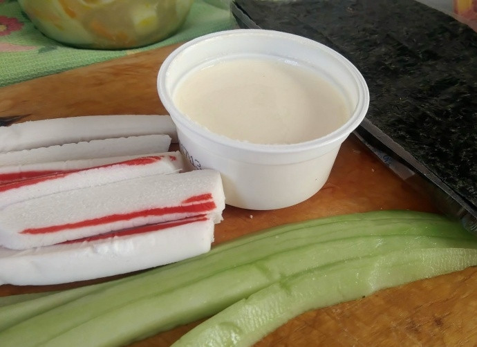 1. Этап. Роллы Аляска: 2. Очистите огурец от кожуры, затем нарежьте вдоль, как и крабовые палочки.