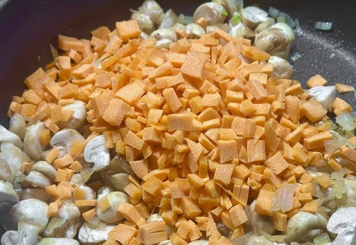 1. Этап. Солянка. Семужий бульон и прочее: Немного прогрел. Буквально пару минут и мелко нарезанную морковку тоже в сковороду отправил. И опять же: да, морковку в солянку класть совершенно незачем. Но, во-первых, она была приготовлена для «просто супа», а во-вторых, ничего и не испортила.