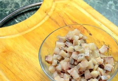 1. Этап. Салат Новогодняя ночь с селедкой: 3. Я беру уже готовое филе и нарезаю его кубиками.