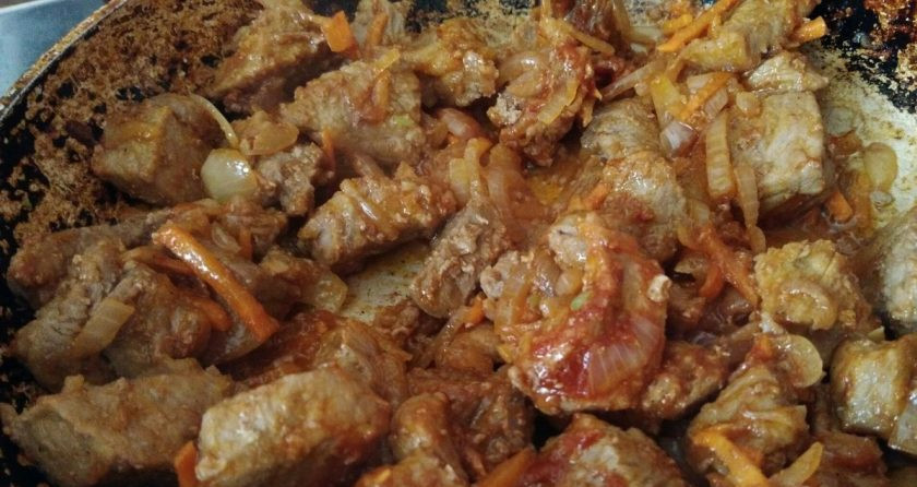 1. Этап. Говядина в густом томатном соусе: 4. Убавьте огонь и жарьте при постоянном помешивании.