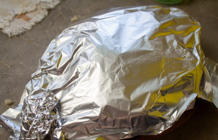 1. Этап. Перец фаршированный рисом и сыром: Форму накройте фольгой и поставьте в разогретую духовку до 180 градусов на 30-35 минут.