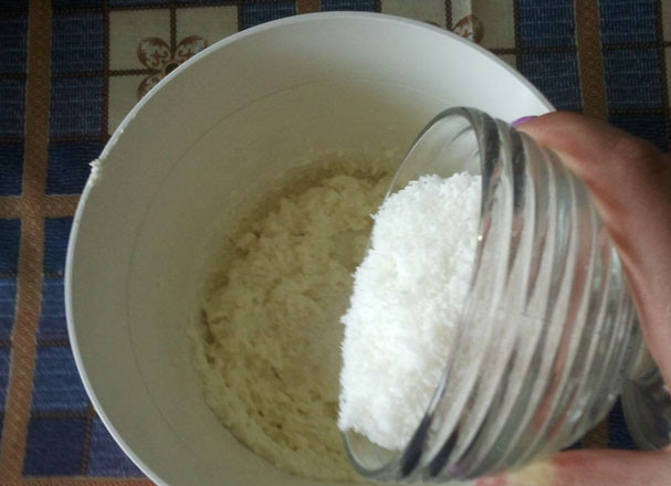 1. Этап. Рафаэлло из творога: 3. Примерно половину стружки добавьте в 