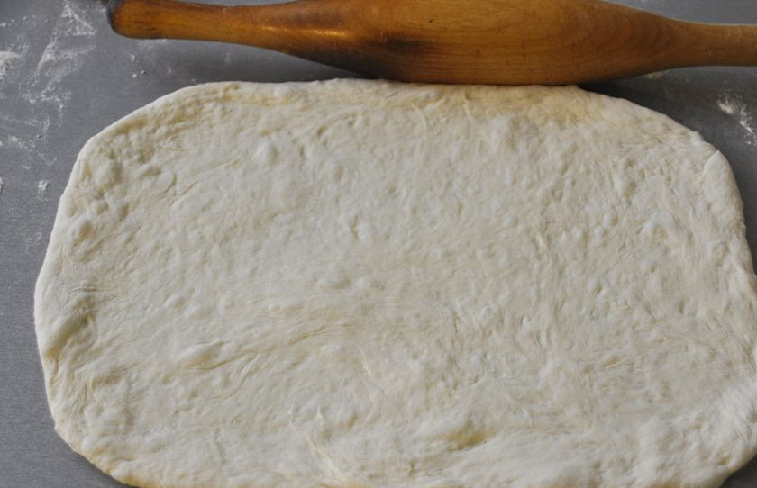 1. Этап. Пирог с зубаткой: Раскатайте в пласт самый большой кусок теста, толщиной примерно 0,5 см.