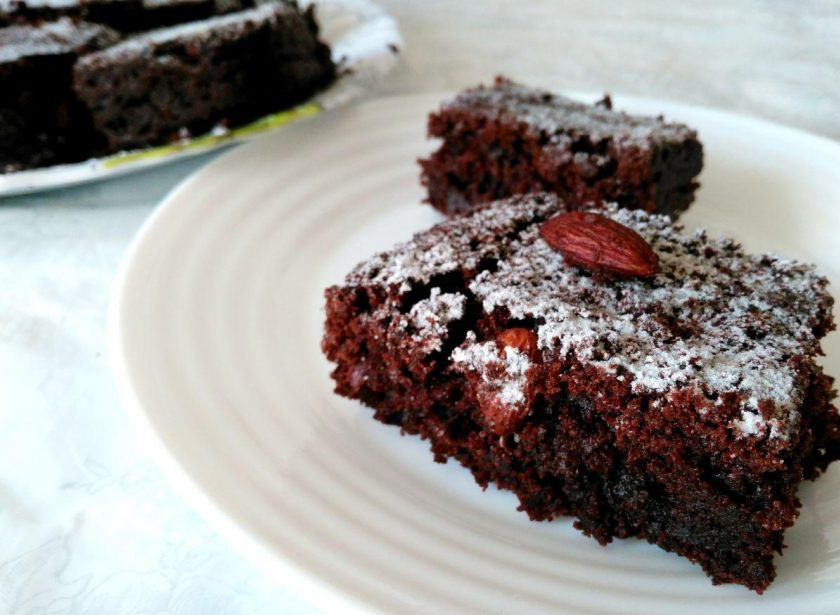 1. Этап. Шоколадно-свекольный пирог: Готовый шоколадно-свекольный пирог по желанию посыпьте сахарной пудрой или полейте шоколадной глазурью.