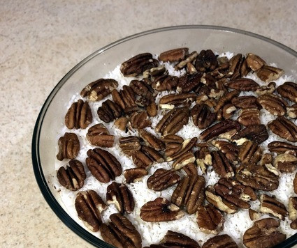 1. Этап. Ананасовый вариант торта Лучше, чем секс: Украшаем орехами и кокосовой стружкой. В оригинале добавлялись взбитые сливки с ванилью и сахарной пудрой. Подавать охлажденным. В оригинале предлагалось дать тортику постоять в холодильнике 24 часа, но кто сможет удержаться и не попробовать его раньше? У меня так не получилось;) Уж очень он вкусный:)