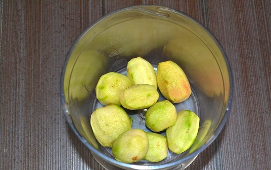 1. Этап. Желе из фейхоа: 3. Отправьте в чашу блендера или пропустите через мясорубку.