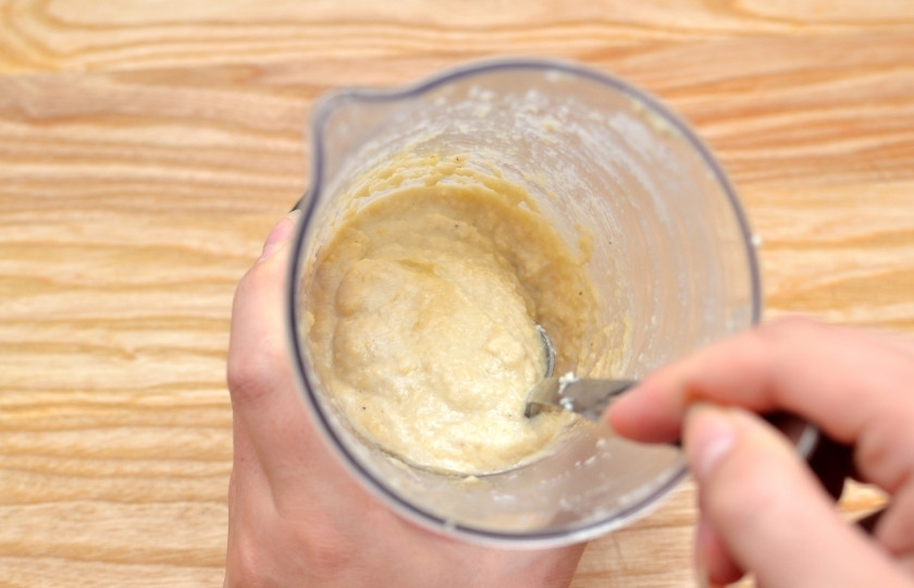 1. Этап. Крем из кешью: Добавьте ванильный экстракт и хорошо всё помешайте. Должна получится однородная масса.