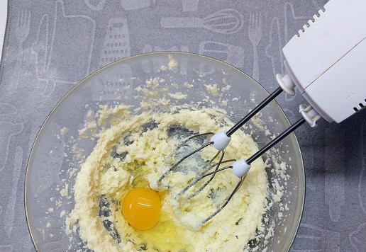 1. Этап. Шоколадные мини-вафли с кремом-чиз: Добавить 1 яйцо.