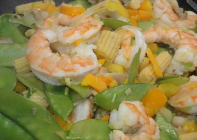 1. Этап. Вок с креветками: 3. Отправляем к овощам подготовленные креветки и готовим еще 2 минуты.