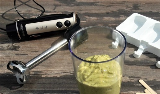 1. Этап. Эскимо на палочке-мороженое ПП: Отправить в блендер кешью, авокадо, финики и молоко. Смешать до максимально однородной текстуры. Текстура должна быть достаточно густой.