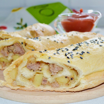 Штрудель с мясом, картошкой и капустой