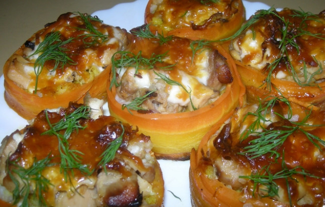 1. Этап. Рулетики из моркови Фуршетные: 5. Достаю стаканчики из духовки, разворачиваю фольгу, подаю морковные рулеты горячими и украшаю их зеленью.