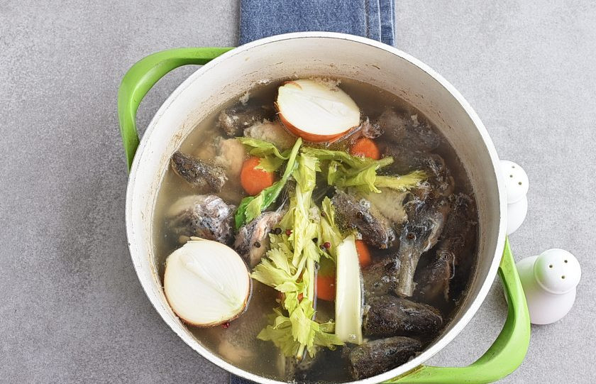 1. Этап. Бульон из рыбы: Убавьте огонь до минимума. Добавьте в суп овощи и перец горошком. Посолите умеренно. В рыбный бульон коренья чаще кладут сырыми, подпеченные могут забить нежный вкус свежей рыбы.