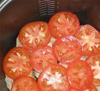 1. Этап. Рыба в сливках в мультиварке: Нарезаем помидоры кольцами и выкладываем их на рыбу.
