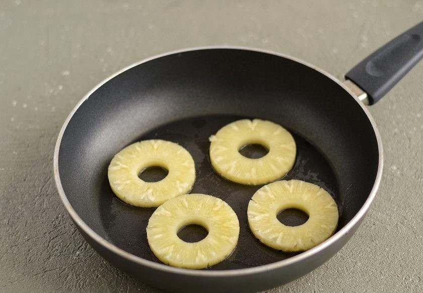 1. Этап. Бургер с ананасом: Поджарьте ананасы в собственном соку на среднем огне до золотистой корочки.