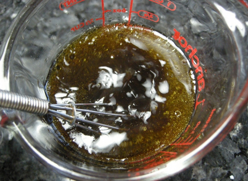 1. Этап. Запеченная форель кусочками: Смешайте жидкие ингредиенты.