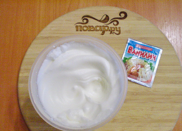 1. Этап. Бисквитное тесто в мультиварке: Белки яиц с ванилином взбиваем миксером до плотной пены.