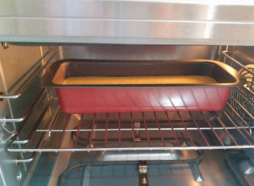 1. Этап. Легкий апельсиновый кекс: 6. Вылейте тесто в форму для выпекания. Выпекайте кекс 45 минут при 180 градусах.