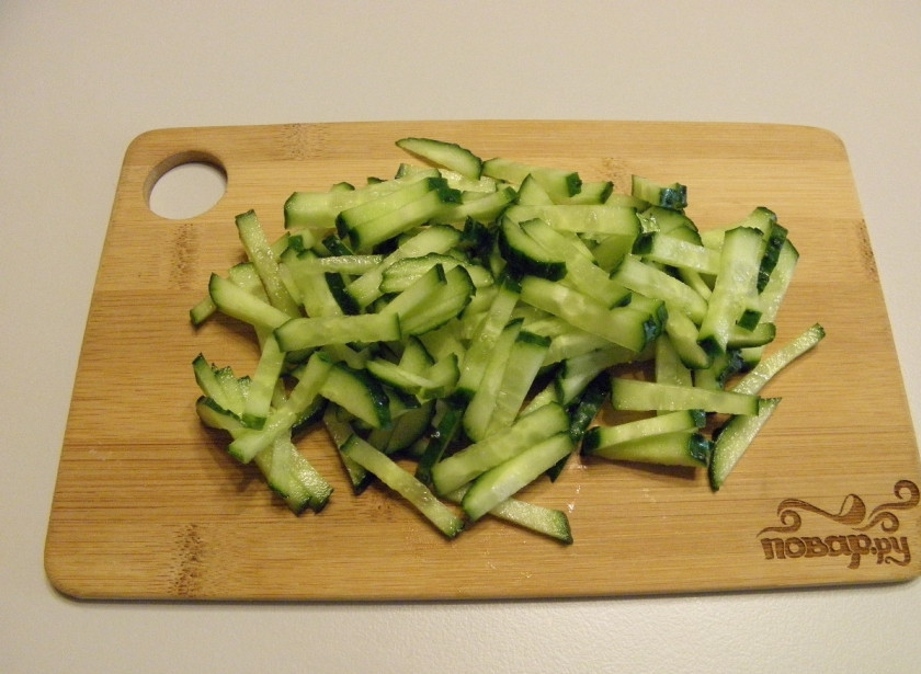 1. Этап. Салат с копченой курицей и корейской морковью: Свежий огурчик порежьте соломкой.