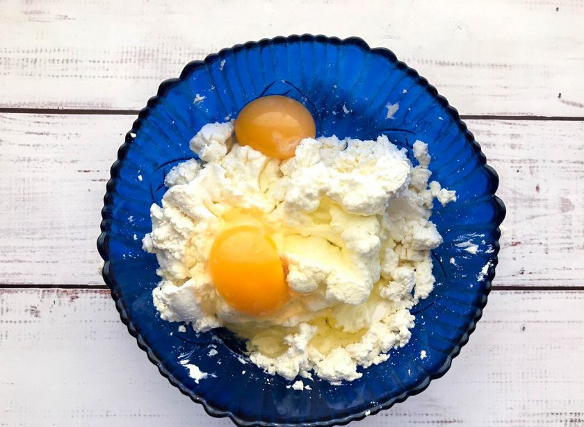 1. Этап. Диетическая творожная запеканка с яблоками: Творог взбейте погружным блендером, добавьте к нему яйца и снова взбейте.