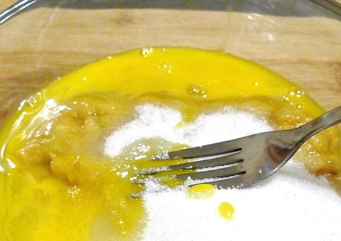 1. Этап. Банановые кексы: 3. Очистите бананы, разомните их в пюре, добавьте белый сахар, яйцо и перемешайте.