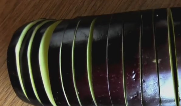 1. Этап. Ленивый рататуй: 1. В баклажанах сделайте надрезы на расстоянии 5-7 мм.