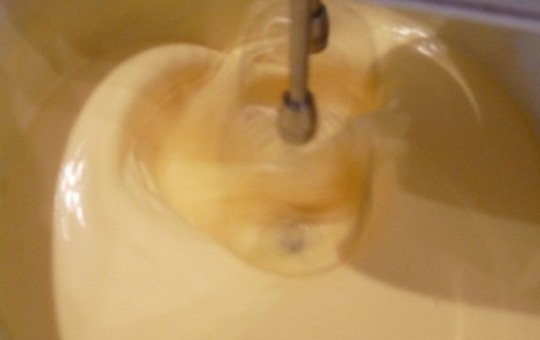 1. Этап. Пирог из майонеза и сметаны: Продолжайте взбивать.