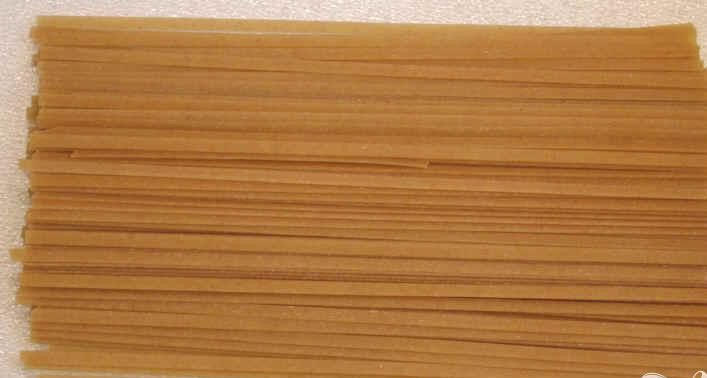 1. Этап. Феттуччини с кайенским соусом: 1. В большой кастрюле вскипятите воду и подсолите ее. Варите в кипящей воде макароны в течение 8-10 минут, или же до готовности, в зависимости от сорта муки, из которой ваши макаронные изделия изготовлены. Слейте всю воду.